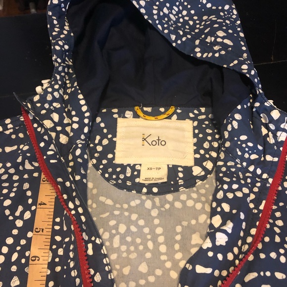 Light rain jacket with hood. - Picture 4 of 4